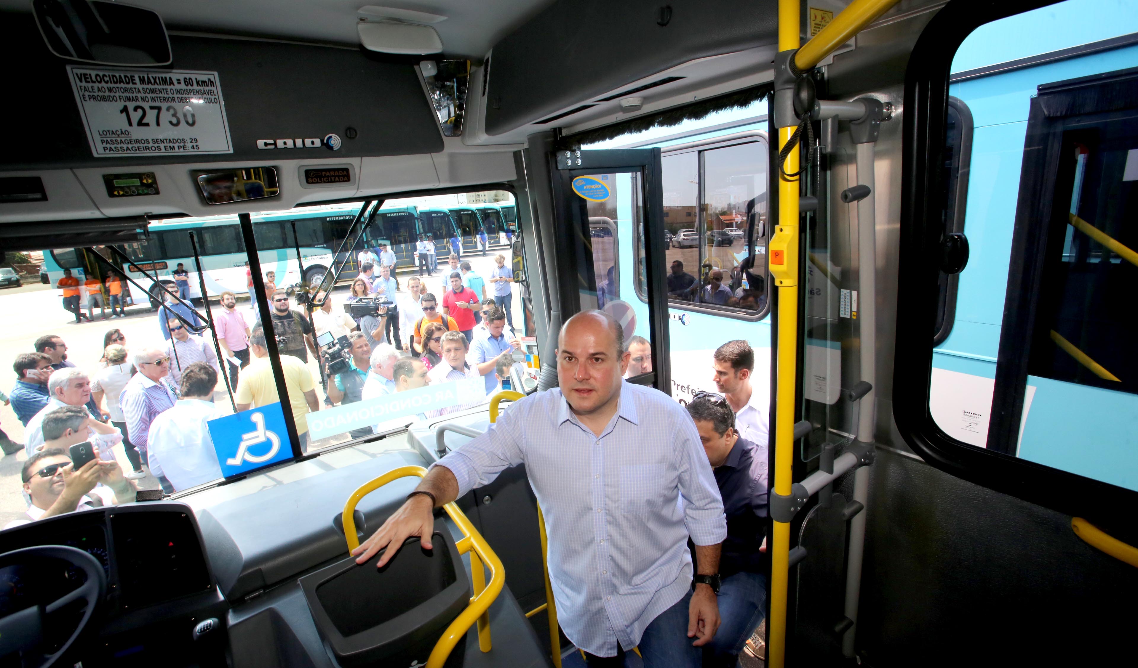 prefeito orberto cláudio entrando num ônibus